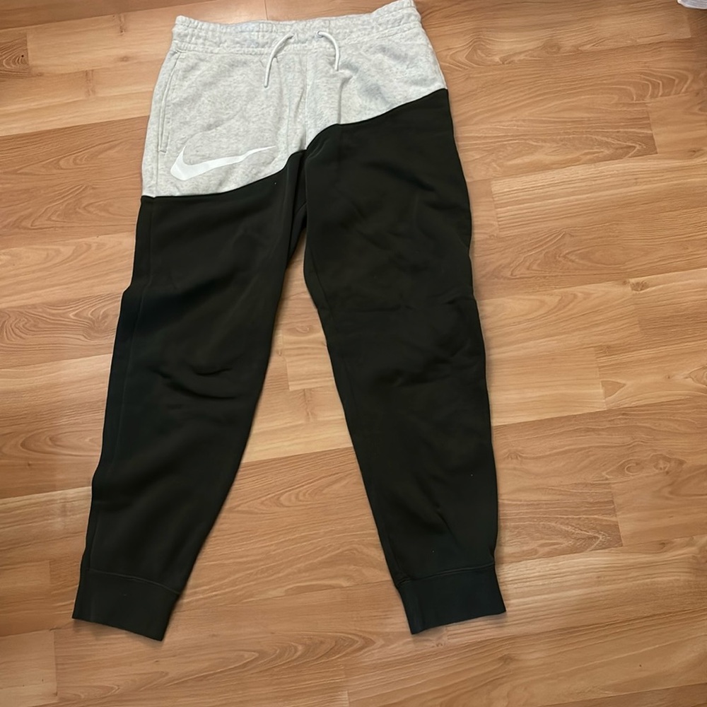 Nike sweatpants size medium
